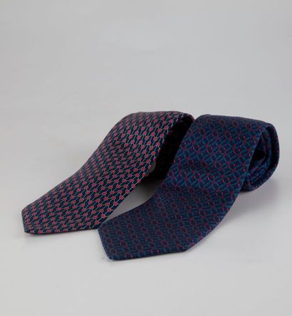 HERMES HERMES Paris

Lot de 2 cravates en soie à fond bleu et petits motifs

Parfait...