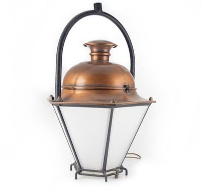 MAISON LEFEVRE Maison LEFEVRE

Important lanterne d'extèrieur en cuivre électrifiée

Fabriquée...