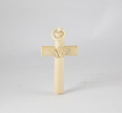 CROIX DE BERCEAU Croix de berceau ornée d'une tête d'ange en ivoire

Epoque XIXe

H....