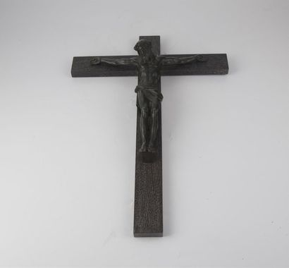 CHRIST EN CROIX EN BRONZE À PATINE VERTE Christ en croix en bronze à patine verte

Travail...