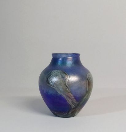 Novaro Jean-Claude NOVARO (1943-2014) Vase en verre soufflé irisé bleu et doré et...