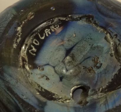 Novaro Jean-Claude NOVARO (1943-2014) Vase en verre soufflé irisé bleu et doré et...