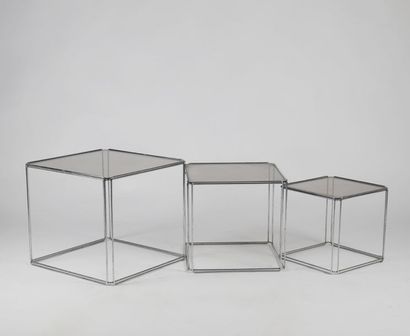 null SUITE de TROIS TABLES gigognes à structure de forme carrée en métal tubulaire...
