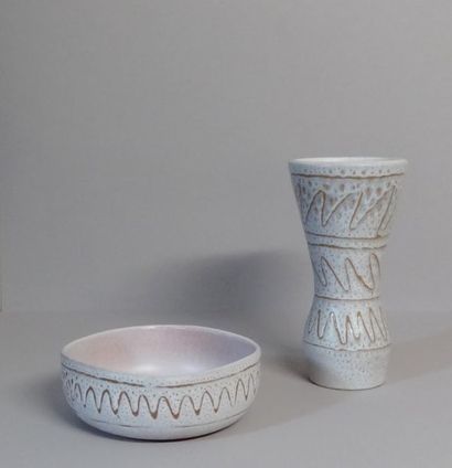 AUSTRUY Jean AUSTRUY
Vase et coupe en faïence émaillée à décor incisé.
H 26,5 cm...