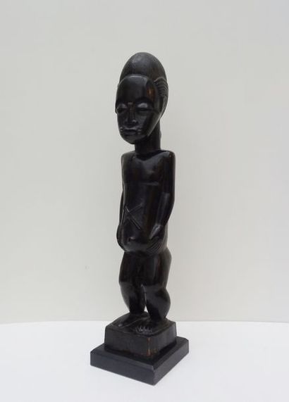 BAOULE BAOULÉ - COTE d'IVOIRE
Statuette masculine en bois à patine noire nuancée...