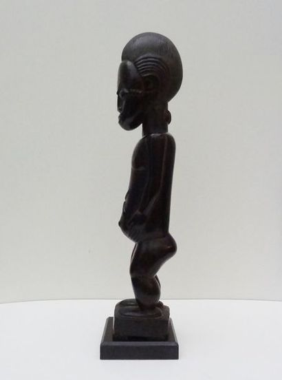 BAOULE BAOULÉ - COTE d'IVOIRE
Statuette masculine en bois à patine noire nuancée...