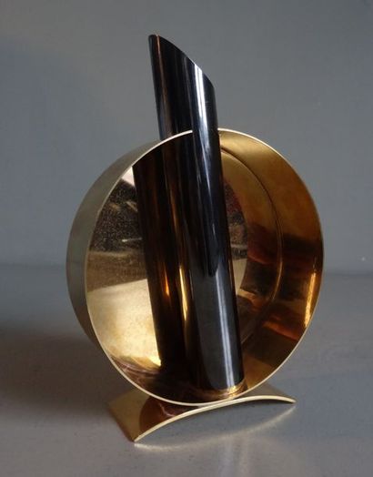 null SOLIFLORE en métal doré et patiné constitué d'un vase tubulaire enchâssé dans...