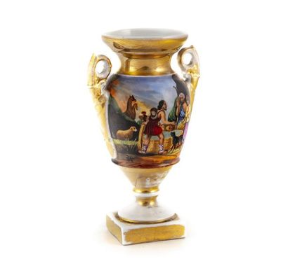 null PARIS

Vase en porcelaine à décor de saynettes

Epoque XIXe

H. 18 cm

Usure...