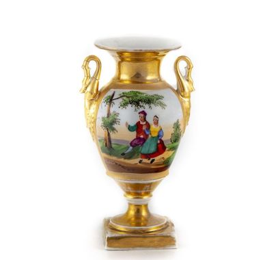 null PARIS 

Vase en porcelaine à décor d'un couple dans paysage en reserve sur fond...