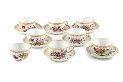 null PARIS

Partie de service à thé en porcelaine à décor de fleurs comprenant :...