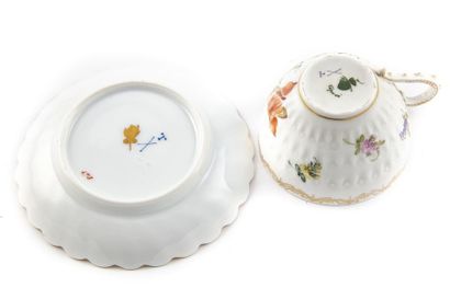 null PARIS

Partie de service à thé en porcelaine à décor de fleurs comprenant :...