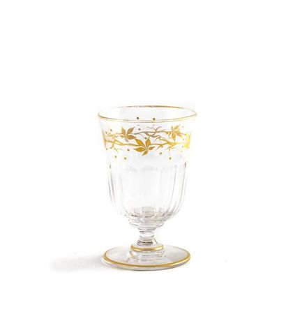 null Verrre à pied en cristal taillé à decor de feuille de vigne doré

Epoque XIXème

H....