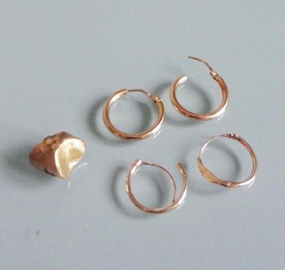 Deux paires d'anneaux d'oreilles en or jaune....