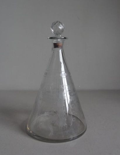 null Carafe de forme conique en cristal gravé de pampres de vignes.

H. : 23 cm

Bouchon...