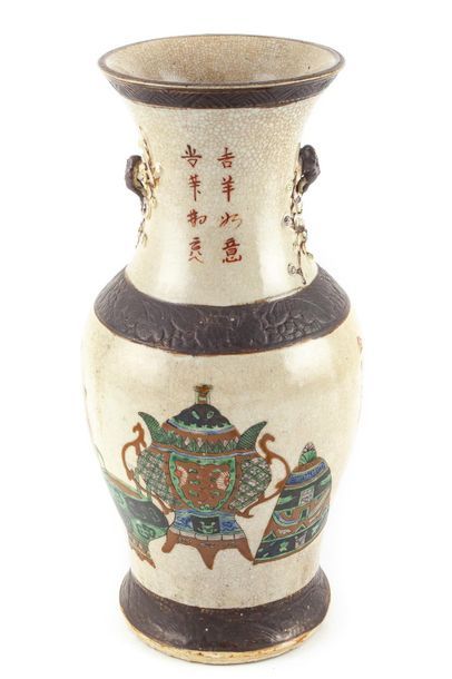 null CHINE - NANKIN

Grand vase en faience émaillée, à décor de brule parfum et d'idéogrammes

H....