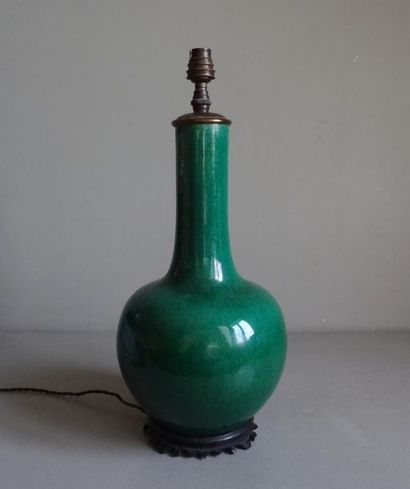 null CHINE

Vase bouteille en céramique émaillée vert épinard.

Monté à l'électricité...