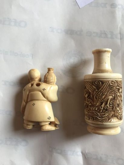 null CHINE
Nestuké et tabatière en ivoire sculpté
Epoque XIXe
H. : 7 cm ; L. : 5...