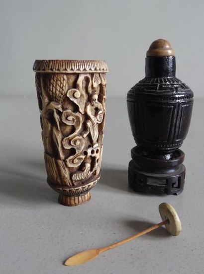 null CHINE 

Tabatière de forme bouteille en bois à décor gravé de motifs géométriques.

On...