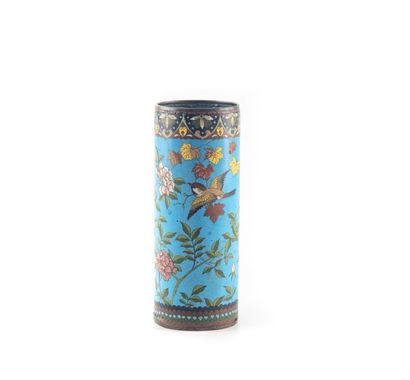 null CHINE 

Vase tubulaire en métal à décor cloisonné d'oiseaux, papillons et fleurs

Circa...