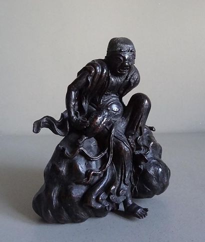 null CHINE

Statuette en bronze patiné représentant un homme assis sur un rocher...