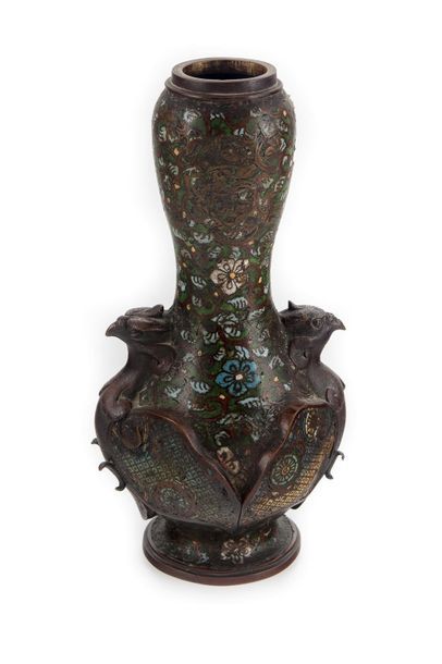 null CHINE

Vase de forme balustre à col bulbé reposant sur un petit pied, en bronze...
