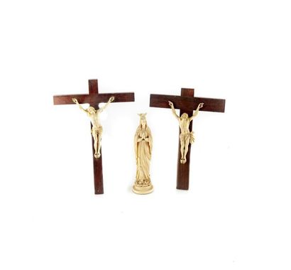 null Deux crucifix et une statuette de la Vierge en ivoire sculpté.
XIXe
H. : 22-20-16...