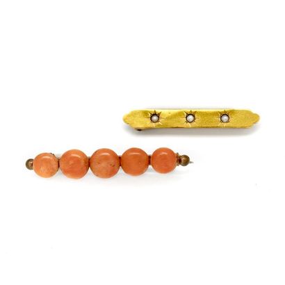 null 2 barrettes de bavoir d'enfant une en or et une en corail. 