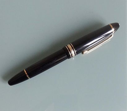 null MONT BLANC

Stylo-plume modèle Meisterstuk en résine de couleur noire. Capuchon...