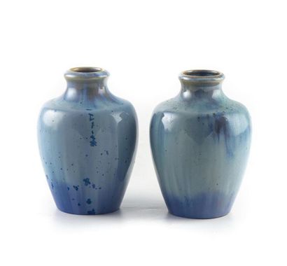 null PIERREFONDS
Deux vases à col resserré en grès émaillé de couleur bleu flammé
Cachet...