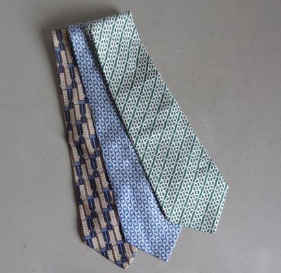 HERMES -PARIS
Trois cravates en soie imprimée
En...