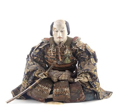 null JAPON
Poupée japonaise (ningyo) en bois laqué représentant un seigneur féodal...