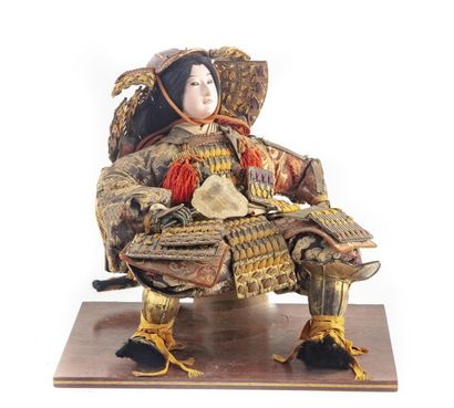 null JAPON
Poupée japonaise (ningyo) en bois laqué représentant une femme samouraï...