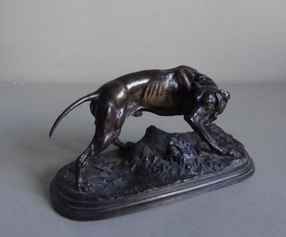 null Pierre-Jules MÈNE (1810-1879) 
Chien en chasse à l'affût
Bronze à patine brun...