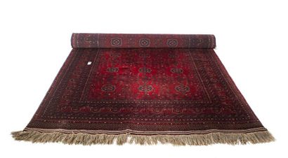 null Un tapis mécanique à fond rouge en laine
200 x 280 cm