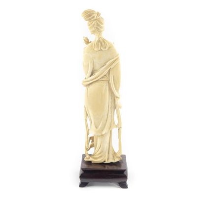 null CHINE
Statuette de Guanyn en ivoire sculpté.
Début XXe siècle
H.23 cm