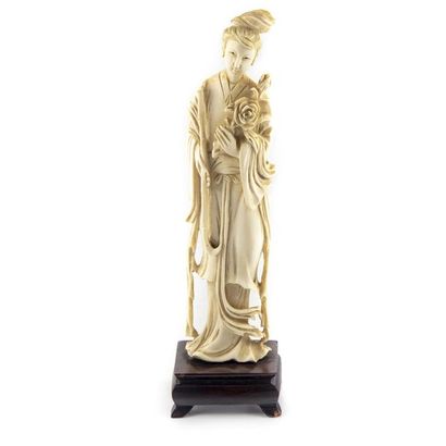 null CHINE
Statuette de Guanyn en ivoire sculpté.
Début XXe siècle
H.23 cm