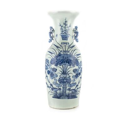 null CHINE
Grande potiche en bleu et blanc, décor de fleurs.
H. : 58 cm 