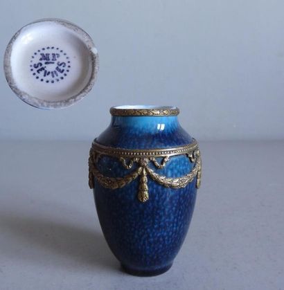 null Paul MILLET - SEVRES
Petit vase de forme ovoïde en porcelaine émaillée et mouchetée....