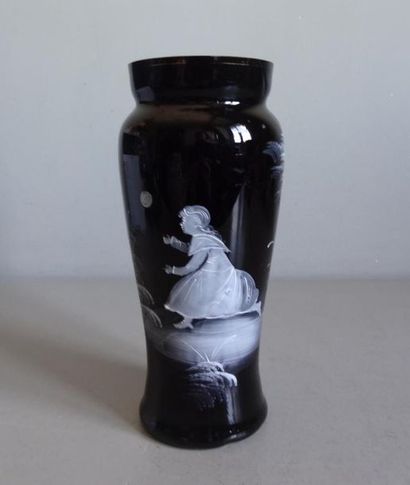 null Mary GREGORY (1856-1908), attribué à.
Vase de forme tubulaire à col resseré...