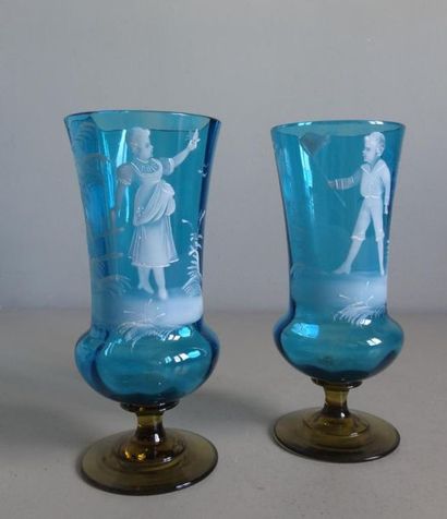 null Mary GREGORY (1856-1908), attribué à.
Paire de vases sur pied en verre soufflé...