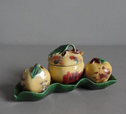 null Salière, poivriere et moutardier en céramique polychrome en forme de fruits...