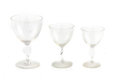 null Service de verres à pied en cristal comprenant 9 verres à eau, 10 verres à vin...