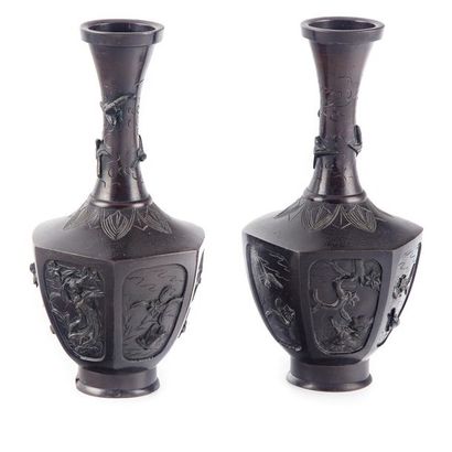 null JAPON
Paire de vases à col en bronze, à décor de scènes naturalistes gravées...