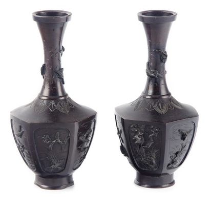 null JAPON
Paire de vases à col en bronze, à décor de scènes naturalistes gravées...