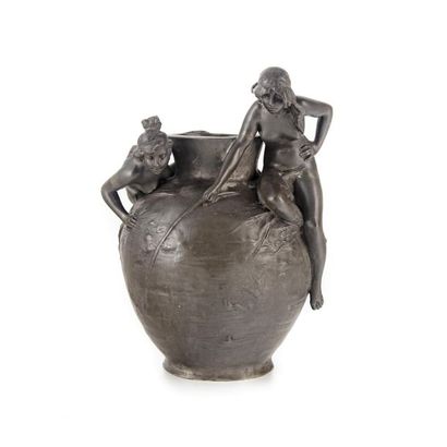 null Alfred Jean FOTERAY (1861-1944)
Vase boule en étain, les anses formant des naïades...