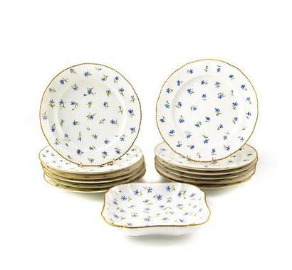 null Sèvres et divers suite de 12 assiettes en porcelaine à décor de bleuets et une...