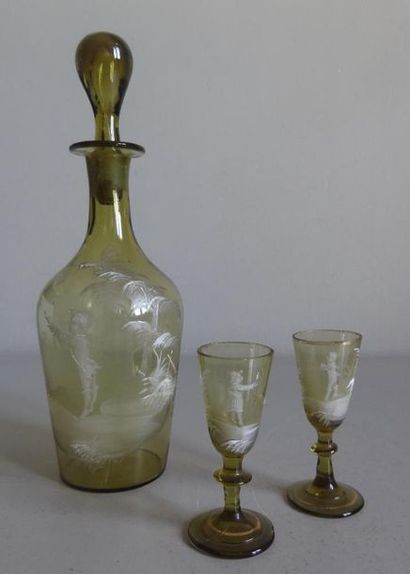 null Mary GREGORY (1856-1908), attribué à.
Petite carafe et deux verres à liqueur...