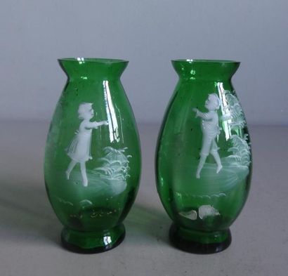 null Mary GREGORY (1856-1908), attribué à.
Paire de petits vases de forme balsutre...