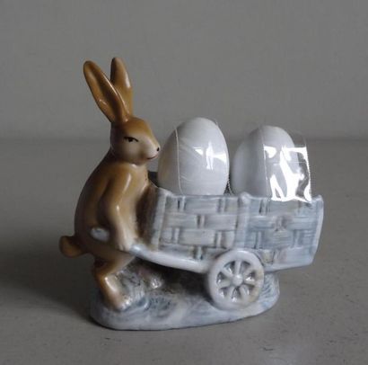 null Saleron double en porcelaine polychrome en forme de lapin poussant un charriot...