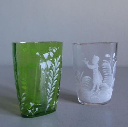 null Mary GREGORY (1856-1908), attribué à.
Deux petits vases de forme ovale en verre...